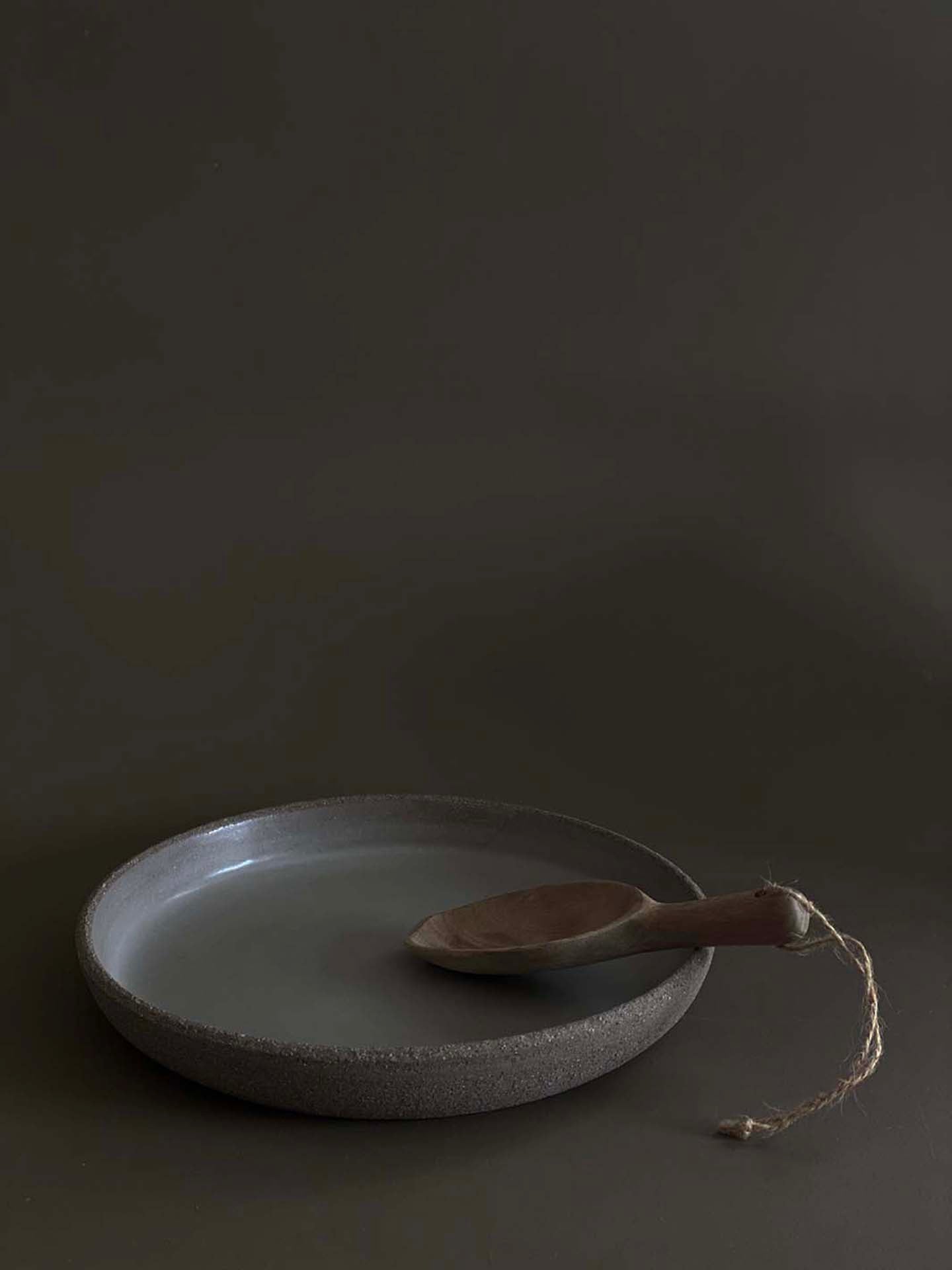 Assiette en grès gris