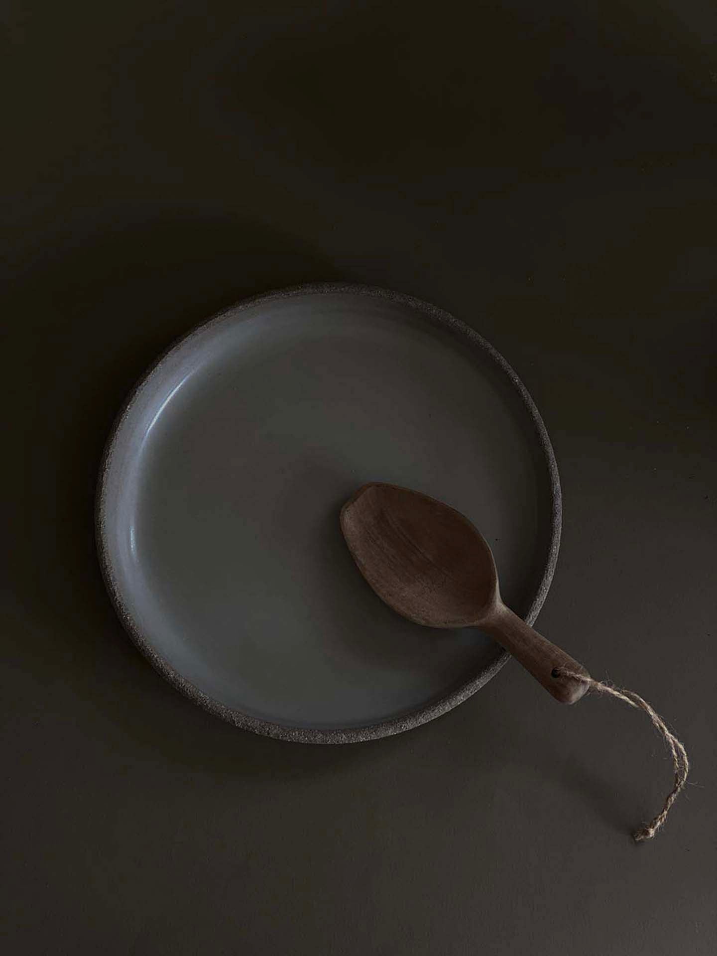 Assiette en grès gris