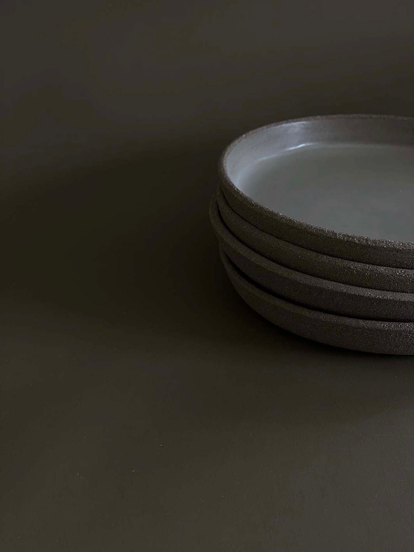 Assiette en grès gris