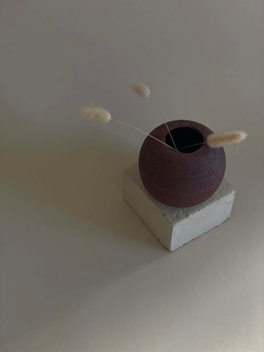 Vase boule en grès rouge