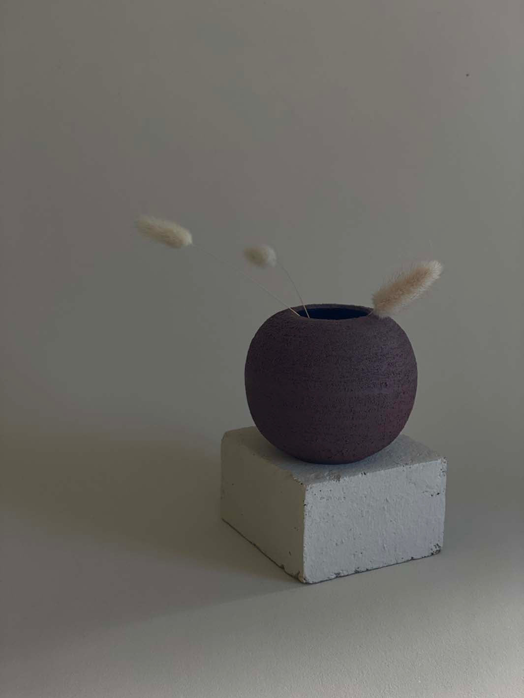 Vase boule en grès rouge
